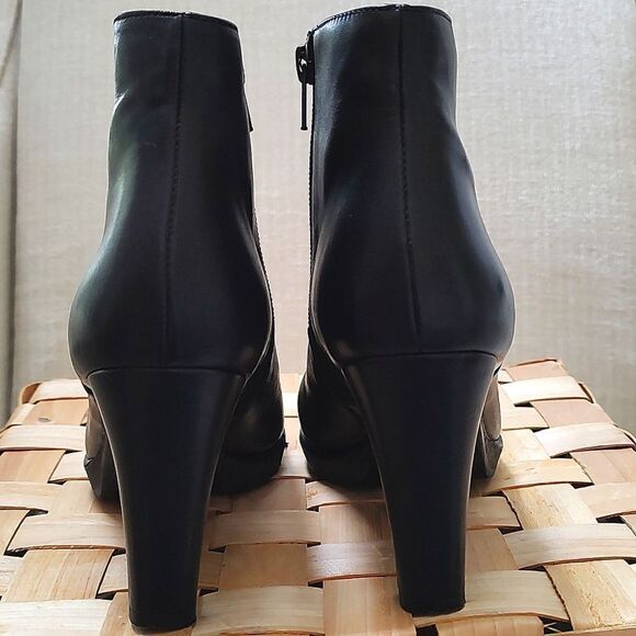 Stuart Weitzman Black Leather Heeled Ankle Boots - Picture 4 of 10